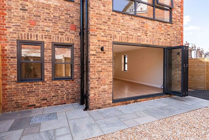 2 Bedroom Flat For Sale In Mount Street, Dorking, RH4