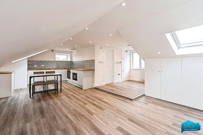 Studio To Rent In High Street, Barnet, London, EN5
