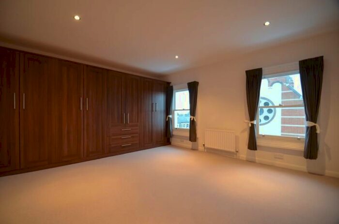 2 Bedroom Flat To Rent In Merton Road, London, SW19
