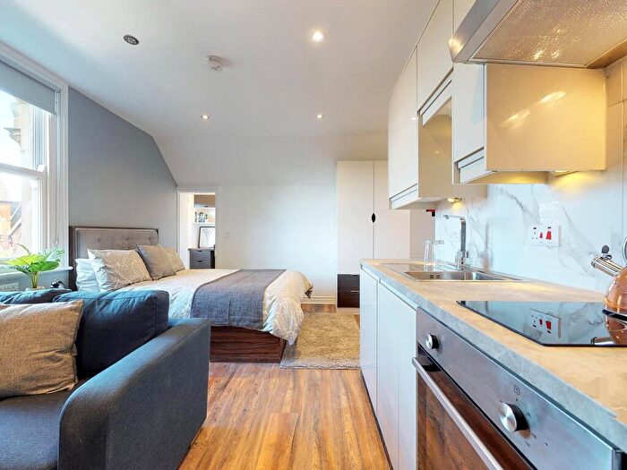 Apartment To Rent In Apt, Clarendon Road #, LS2