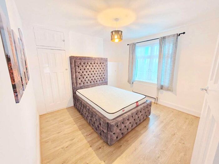 4 Bedroom Semi-Detached House To Rent In Emmott Avenue, Ilford, London, IG6