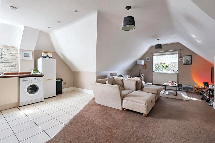 2 Bedroom Flat For Sale In Egerton Road, Woodthorpe, Nottingham, NG5