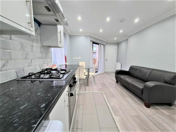 2 Bedroom Flat To Rent In Claremont Close, North Woolwich, London, North Woolwich, E16