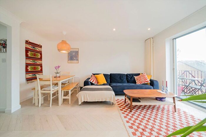 2 Bedroom Flat For Sale In Earlston Grove, Homerton, E9