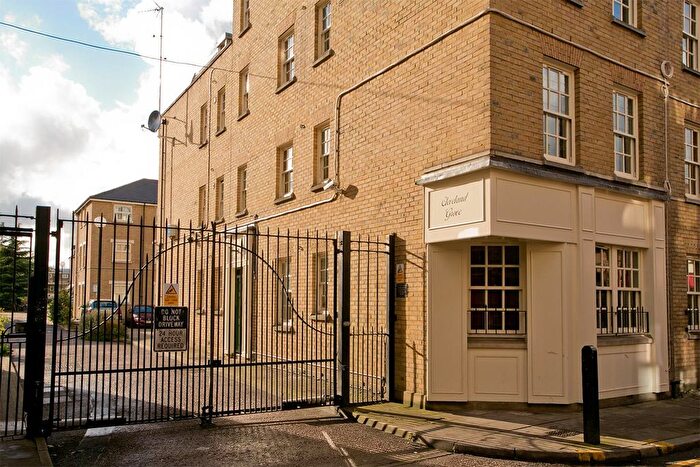 2 Bedroom Flat To Rent In Montgomery Lodge, Stepney Green, E1