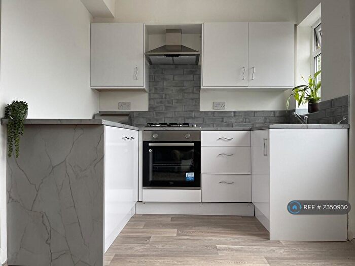 4 Bedroom End Of Terrace House To Rent In Kelso Gardens, Leeds, LS2