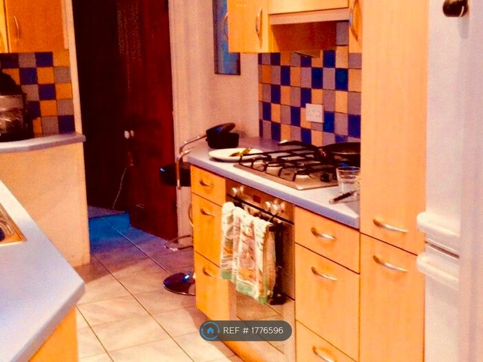 3 Bedroom Semi-Detached House To Rent In Gladstone Road, Colchester, CO1