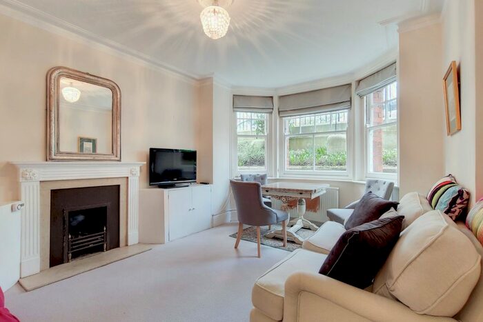 3 Bedroom Flat To Rent In Queen's Club Gardens, London, W14