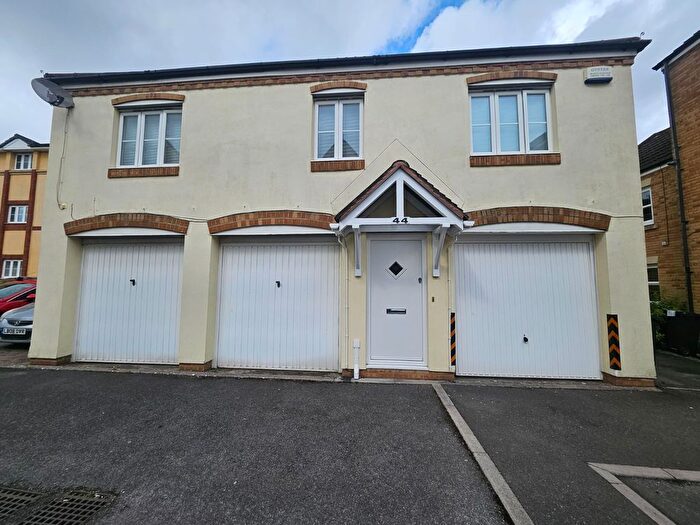 2 Bedroom Coach House To Rent In Shepherds Walk, Bristol, BS32