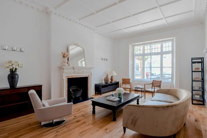 2 Bedroom Flat To Rent In Queen's Gate, Kensington, London, SW7