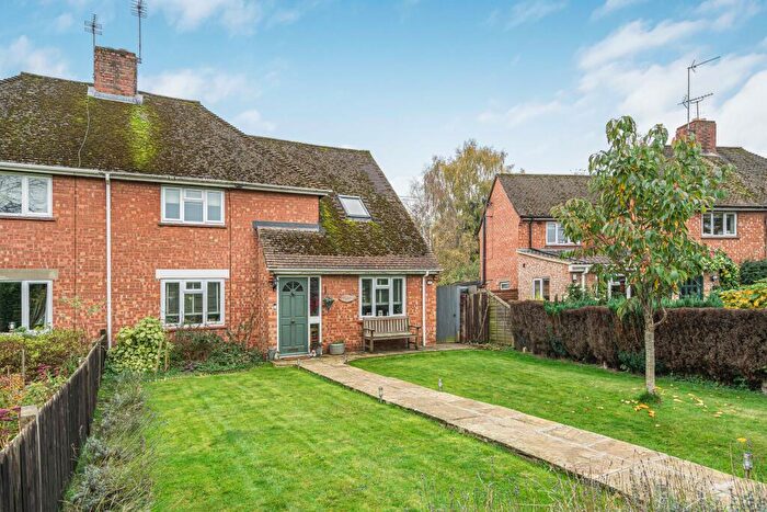 3 Bedroom Semi-Detached House For Sale In Weller Close, Berrick Salome, OX10