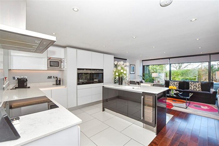 4 Bedroom Detached House For Sale In Pluckley, Ashford, Kent, TN27