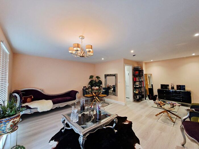 1 Bedroom Flat To Rent In Cedar House, Richmond, TW9
