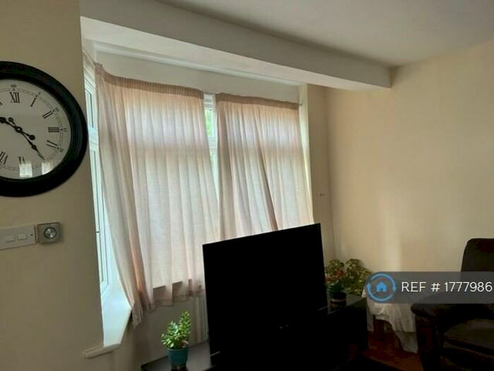 3 Bedroom Semi-Detached House To Rent In Goldsdown Road, Enfield, EN3