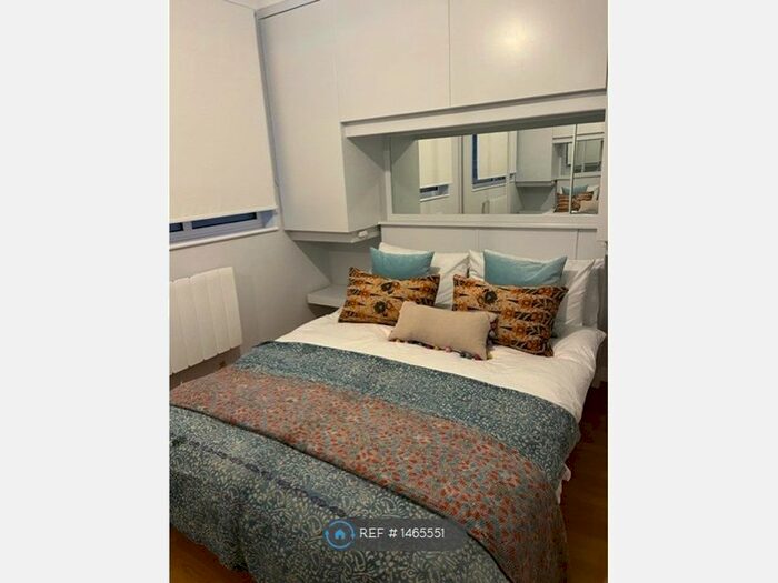 2 Bedroom Flat To Rent In Raynes Park, London, SW20