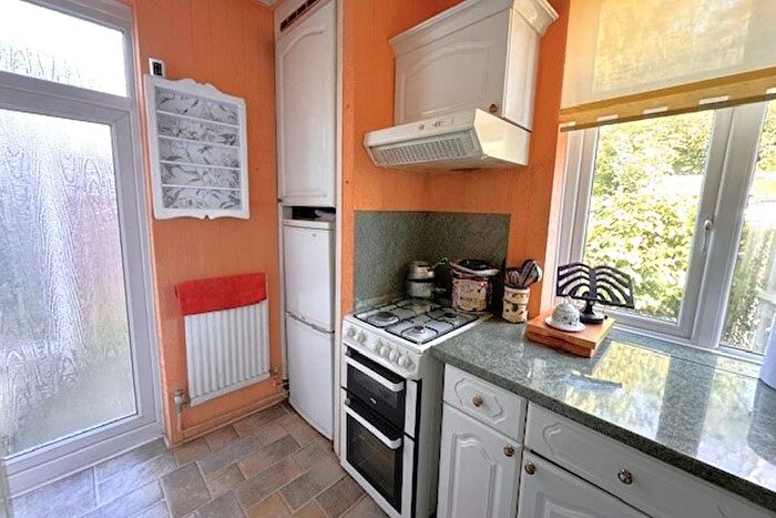 3 Bedroom Semi-Detached House For Sale In Wandleside, Wallington, SM6