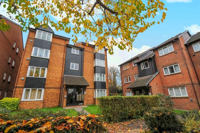 Studio To Rent In Saxon Close, Surbiton, KT6