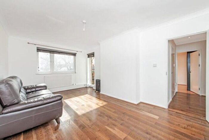 3 Bedroom Flat To Rent In Beaumont Square, Mile End, London, E1