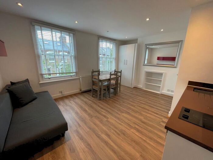 Flat To Rent In Fairbridge Road, Archway, N19