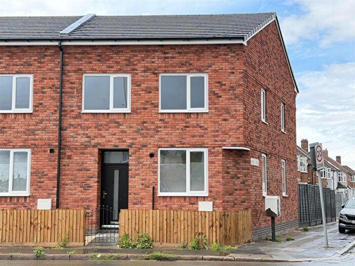 4 Bedroom End Of Terrace House For Sale In Gipsy Lane, Leicester, LE4