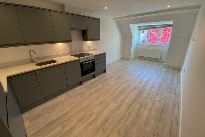 1 Bedroom Flat To Rent In West Byfleet, KT14