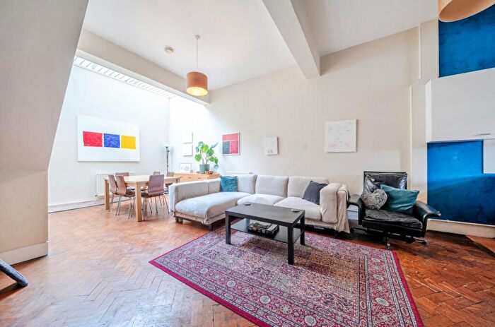 4 Bedroom Detached House For Sale In Abbotsbury Road, Central Morden, SM4