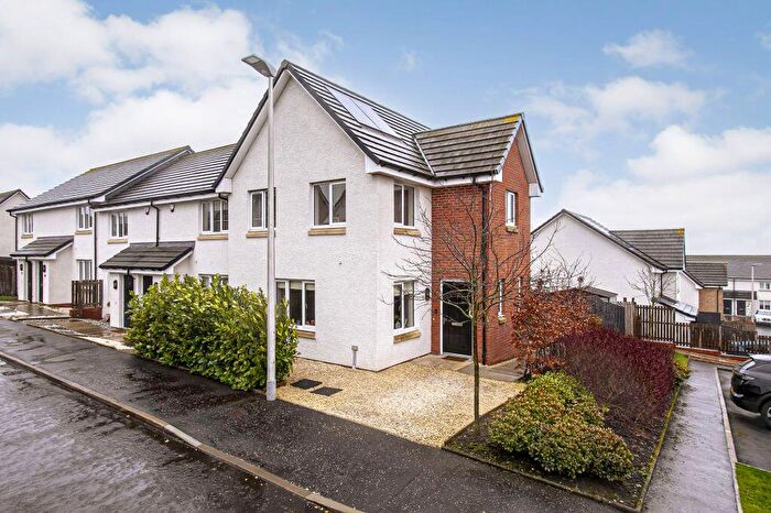 3 Bedroom Semi-Detached House For Sale In Farm View, Hill Of Beath, KY4