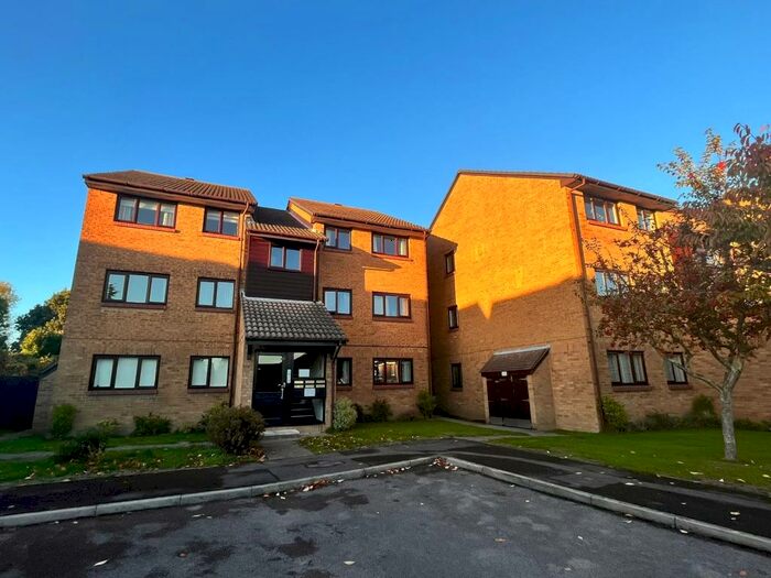 2 Bedroom Flat To Rent In Celandine Avenue, Locks Heath, SO31