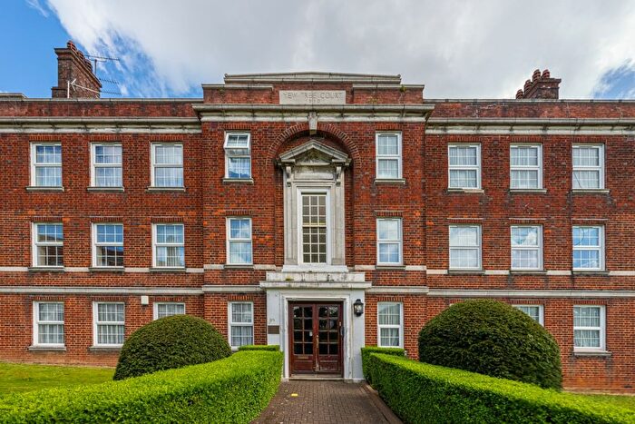 2 Bedroom Flat To Rent In Yew Tree Court, Bridge Lane, London, NW11