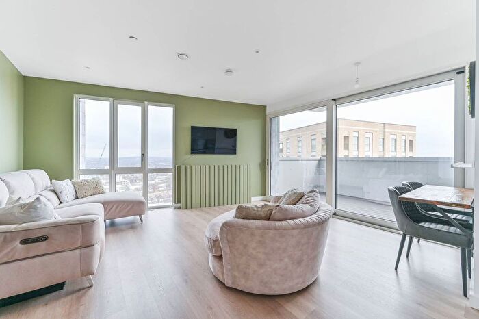 2 Bedroom Flat To Rent In Addiscombe Grove, East Croydon, Croydon, CR0