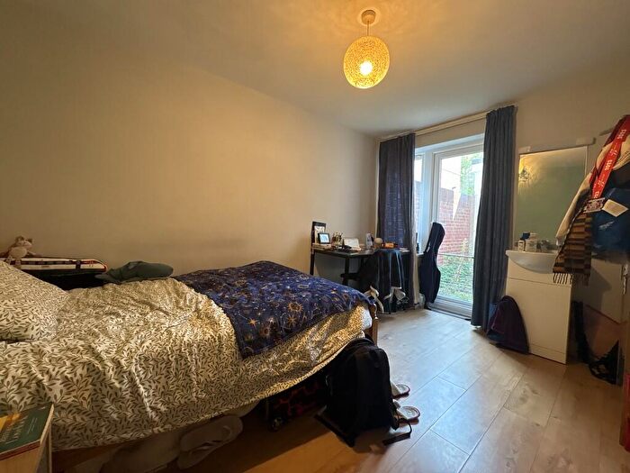 Semi-Detached House To Rent In Milton Road, Southampton, SO15