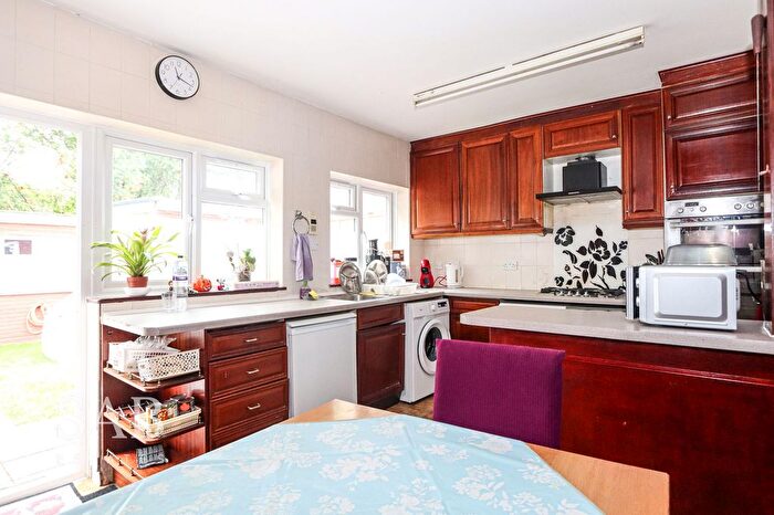 3 Bedroom Terraced House To Rent In Park Avenue, Southall, UB1