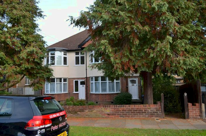 3 Bedroom Flat To Rent In The Chine, London, N21