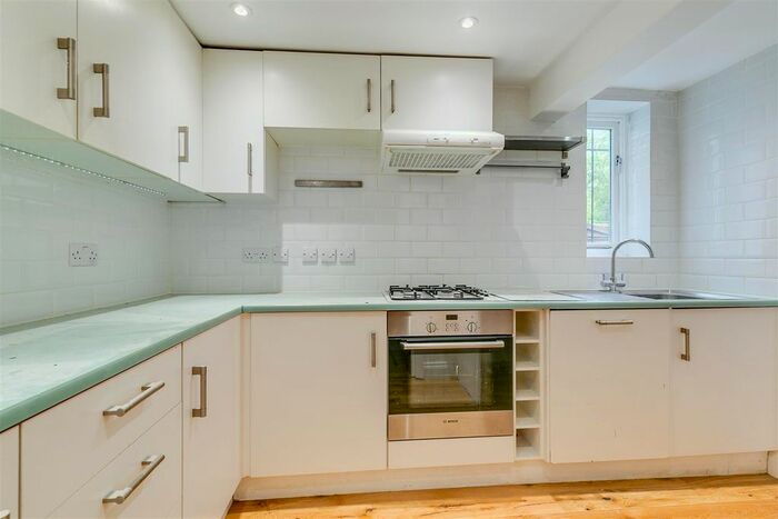 2 Bedroom Flat To Rent In Askew Road, Shepherds Bush, W12