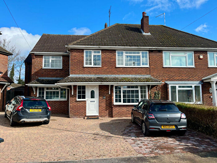 4 Bedroom Semi-Detached House To Rent In Cheviot Close, Luton, LU3