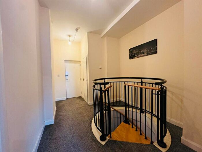 2 Bedroom Flat To Rent In Apt, Canal Road, Bradford, BD1