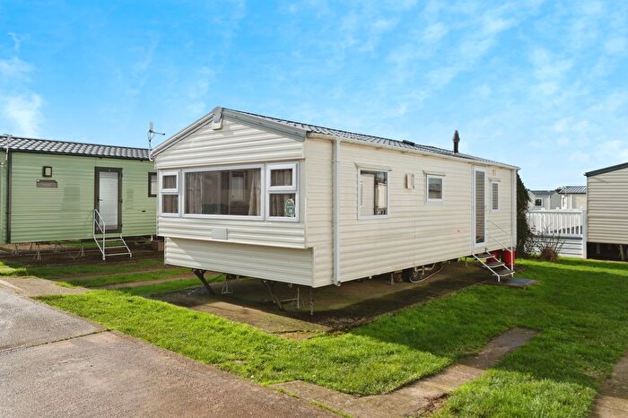 2 Bedroom Mobile/park Home For Sale In Manor Road, Hayling Island, Hampshire, PO11