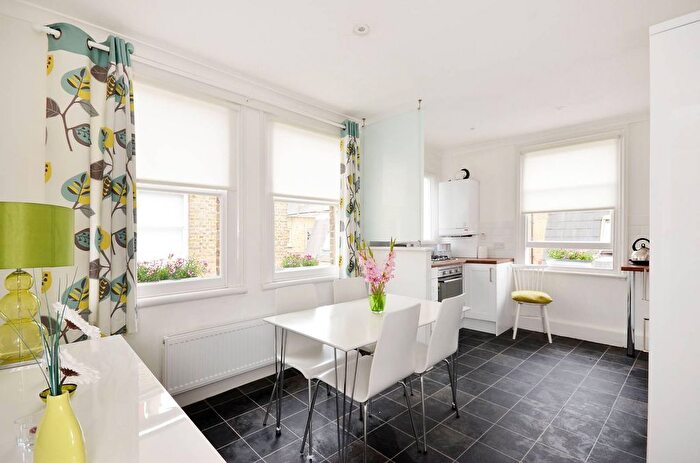 2 Bedroom Flat To Rent In Hackford Road, Stockwell, London, SW9