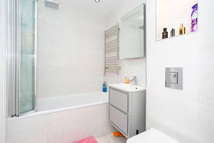 3 Bedroom Flat To Rent In Hempstead Road, Watford, Watford, WD17