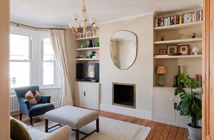3 Bedroom Maisonette For Sale In Albert Road, Leyton, London, E10