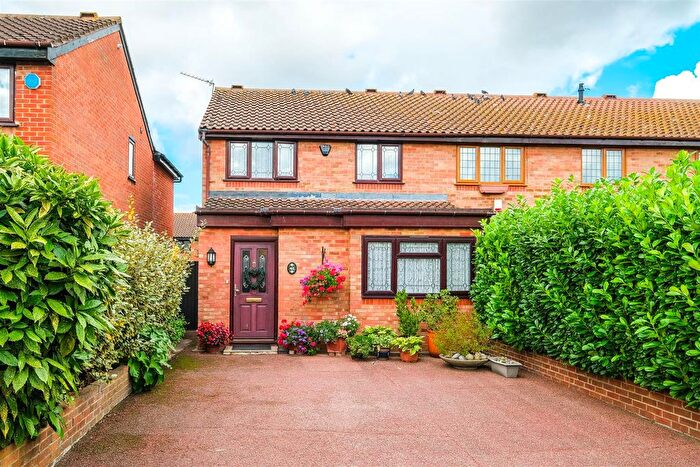 4 Bedroom End Of Terrace House For Sale In Godwin Close, Sewardstone, E4