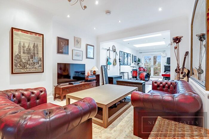 5 Bedroom Semi-Detached House To Rent In Oakdene Park, London, N3