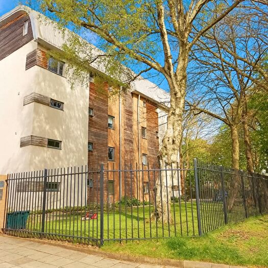 2 Bedroom Flat To Rent In Nell Lane, Manchester, M20