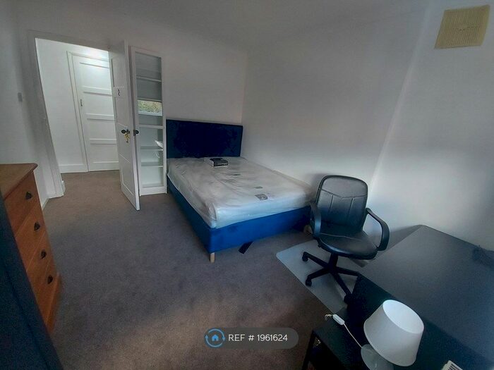 3 Bedroom Flat To Rent In Earlham West Centre, Norwich, NR5