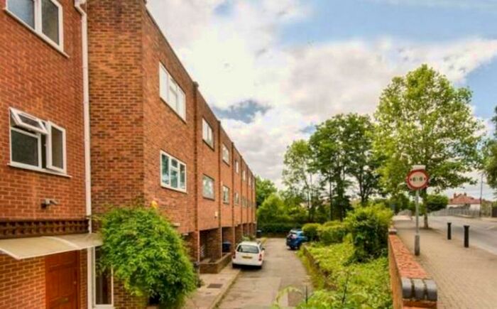 Studio To Rent In Lydford Road, London NW2