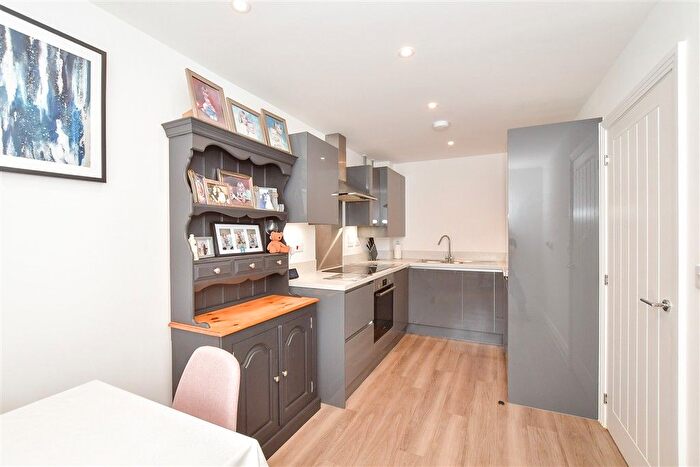 3 Bedroom Semi-Detached House For Sale In Longacres Way, Chichester, West Sussex, PO20