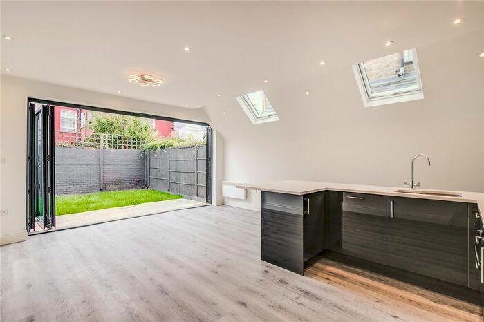 2 Bedroom Flat To Rent In Rudloe Road, London, SW12