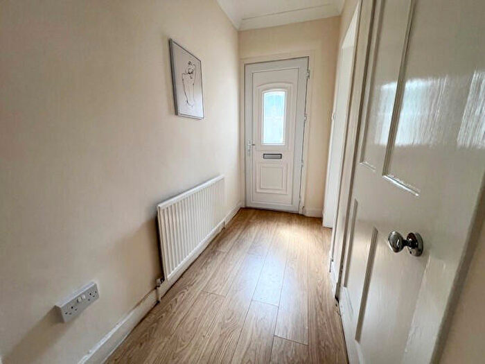 2 Bedroom Flat For Sale In Cedar Avenue, Clydebank, G81