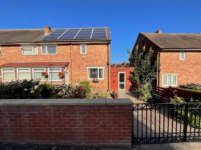 3 Bedroom Semi-Detached House To Rent In Briercliffe, Scarborough, YO12
