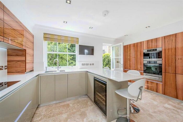 3 Bedroom Maisonette To Rent In St Georges Square, Pimlico, London, SW1V